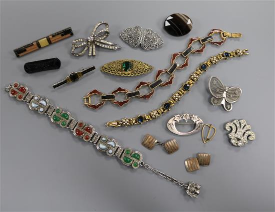 Assorted jewellery including costume and silver.